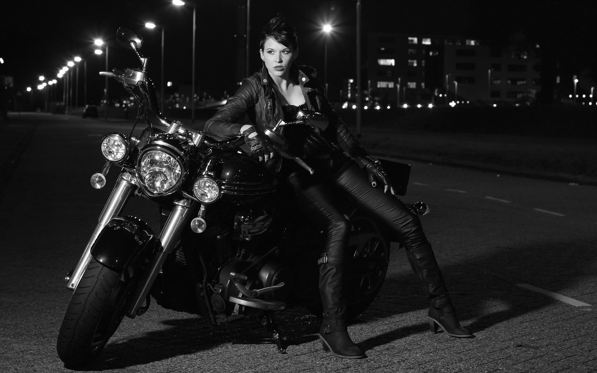 Photo Beautiful girls and motorcycles in Vilnius