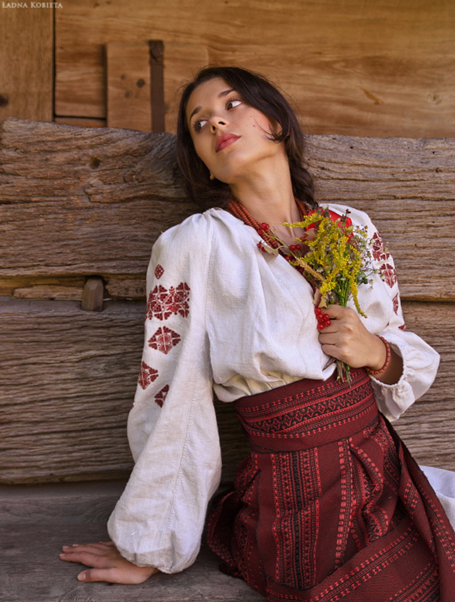 Girls in Slavic costumes in Vilnius