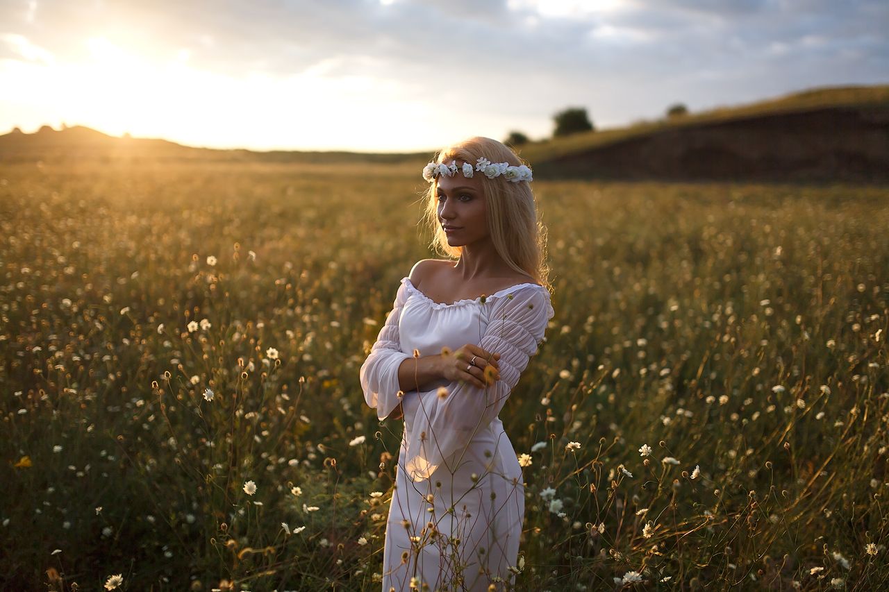 Girls in Slavic costumes in Vilnius