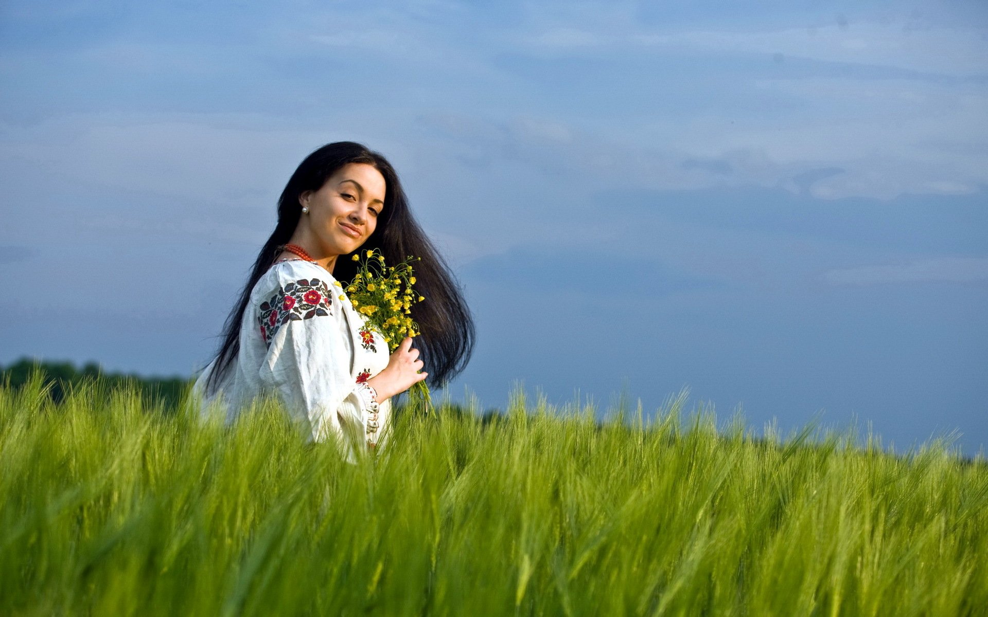 Girls in Slavic costumes in Vilnius
