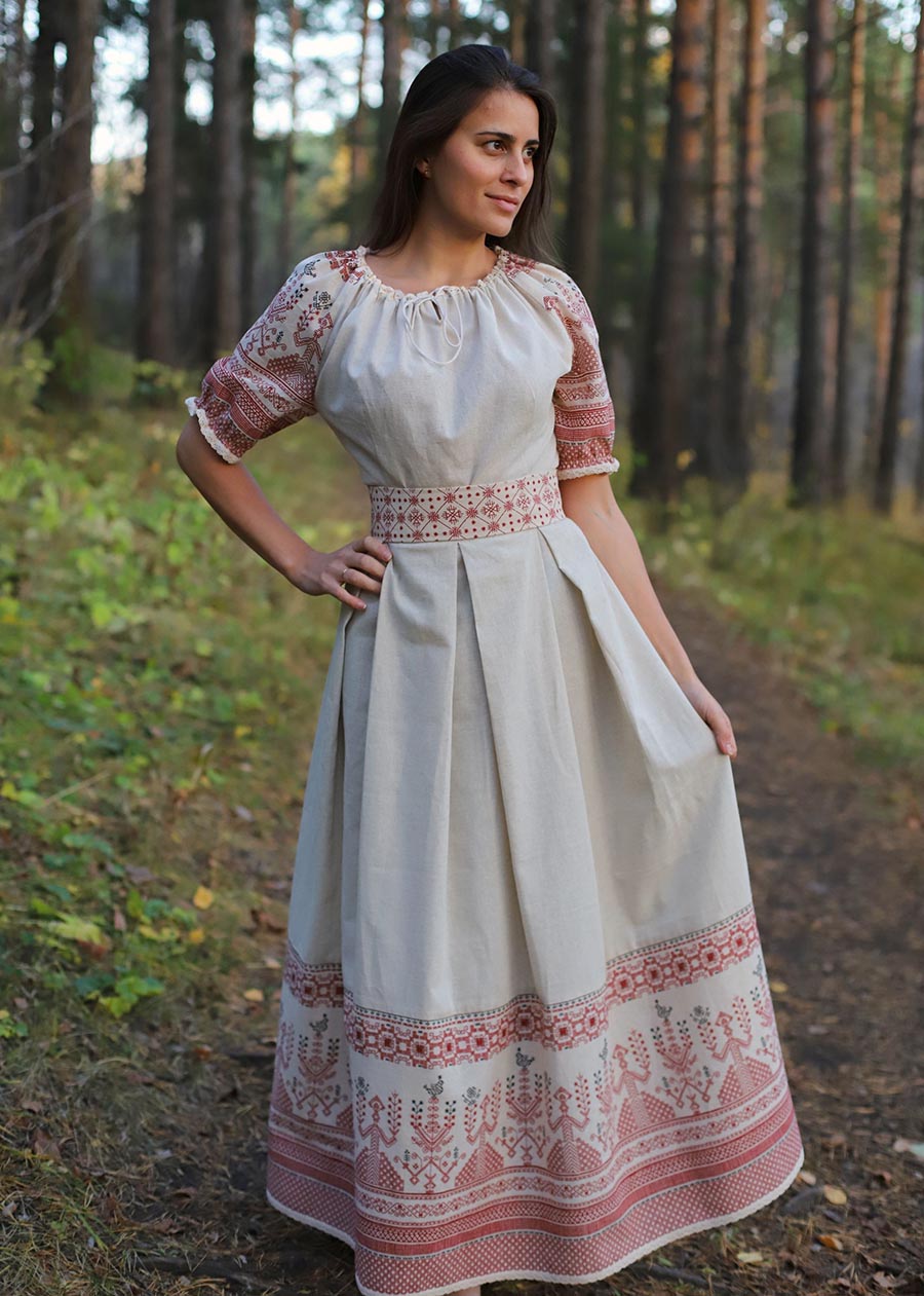 Girls in Slavic costumes in Vilnius