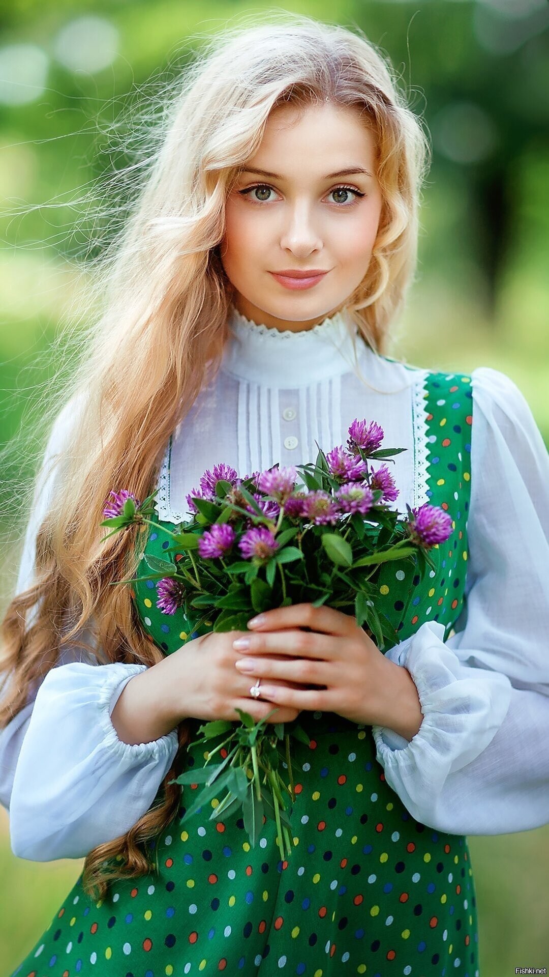 Girls in Slavic costumes in Vilnius